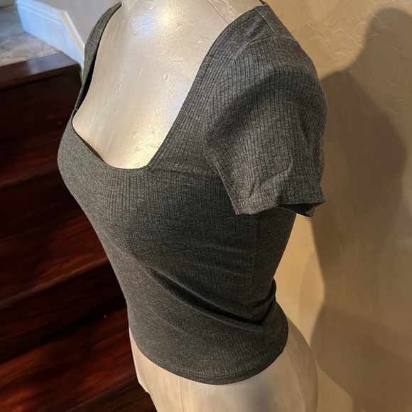 Forever 21 Juniors Square Neck Short Sleeve Tee color Gray Size Medium - Picture 3 of 11